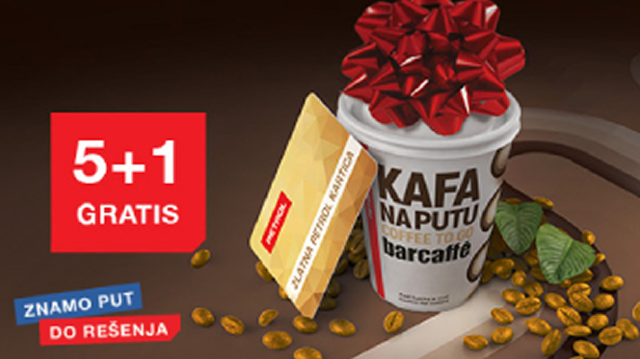Kafa za poneti sa ukrasnom crvenom mašnom i Zlatnom Petrol karticom, uz istaknutu pogodnost 5+1 gratis.
